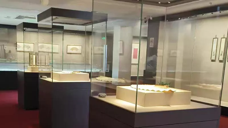 Global Demand for Premium Glass Display Cabinets Surges: Guangzhou Xingtu Unveils Next-Gen Solutions